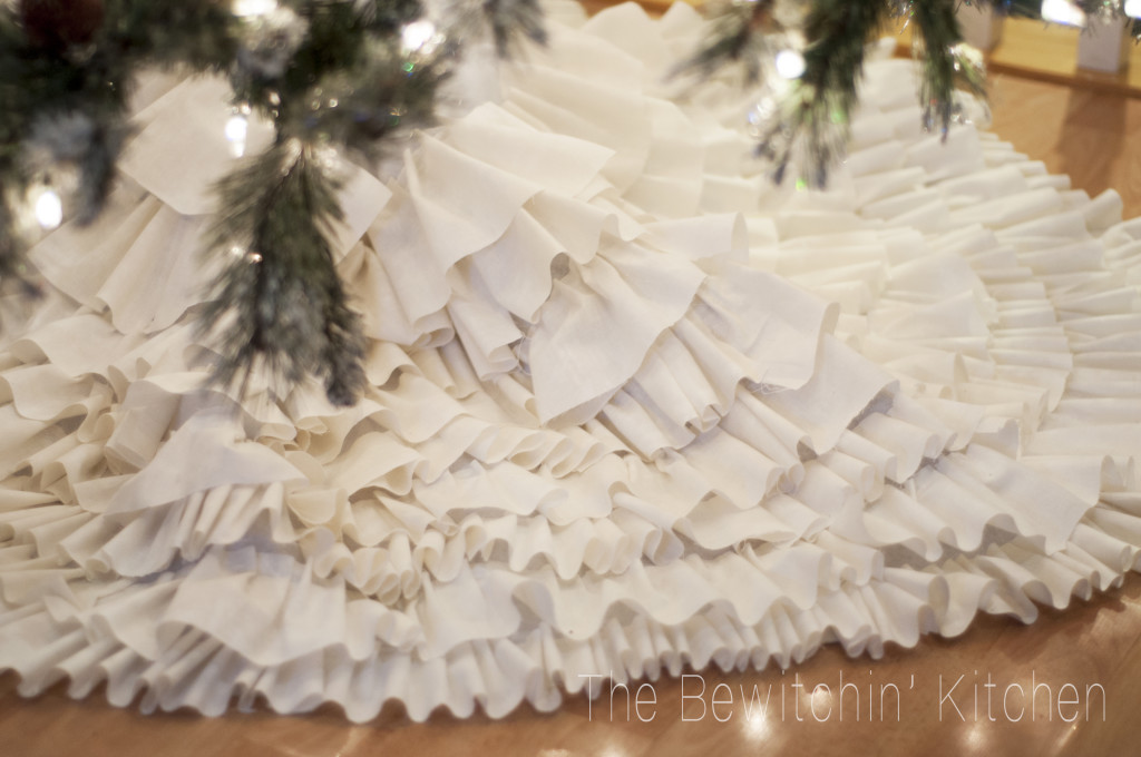 This DIY Christmas tree skirt is such an easy craft. DIY Christmas crafts made simple are a great way to craft with the family! With this tutorial from The Bewitchin’ Kitchen homemade Christmas decorations are easier then you think (and it's no sew).