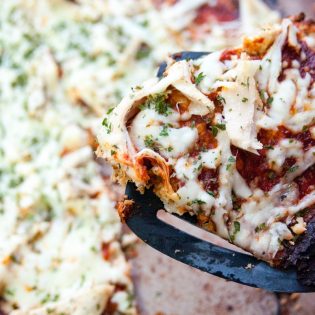 BBQ Chicken Cauliflower Pizza - This is the BEST recipe for cauliflower pizza crust. I love low calorie dinner recipes (plus a bonus recipe for paleo bbq sauce). | The Bewitchin’ Kitchen