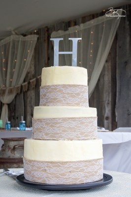 DIY wedding cakes. This three tiered diy wedding cake is fake on the bottom and top, with two vanilla lemon cakes in the middle. Wrapped with a burlap and lace trim for a rustic wedding feel. Here's how I did it.