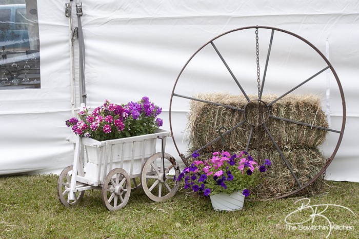 Rustic wedding ideas. These DIY wedding decorations are amazing and look incredibly cute when put together. From wedding decor, to signage to wedding cakes. | The Bewitchin' Kitchen