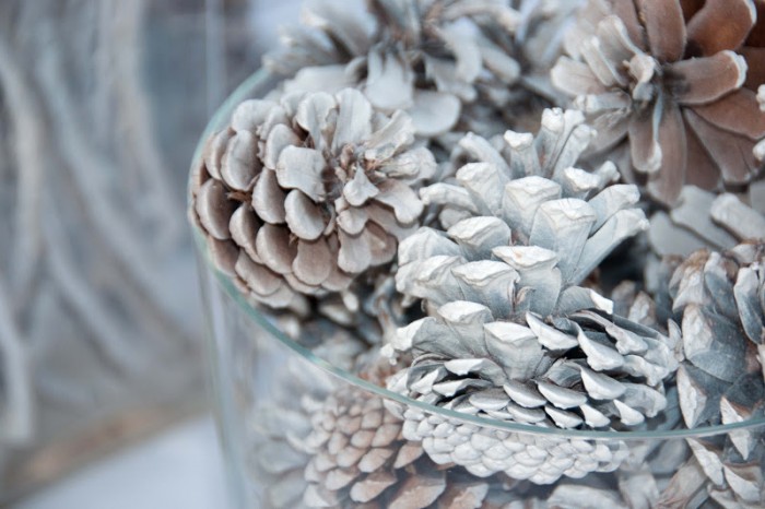 12 Enchanting DIY Christmas Decor Ideas: This looks so clean. I guess I shouldn’t have been surprised that it’s called a bleached tablescape. 