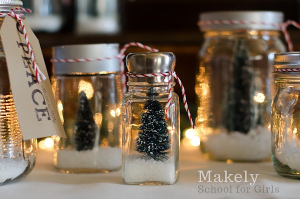 12 Enchanting DIY Christmas Decor Ideas: DIY Christmas Snow Globes - what a beautiful Christmas craft!