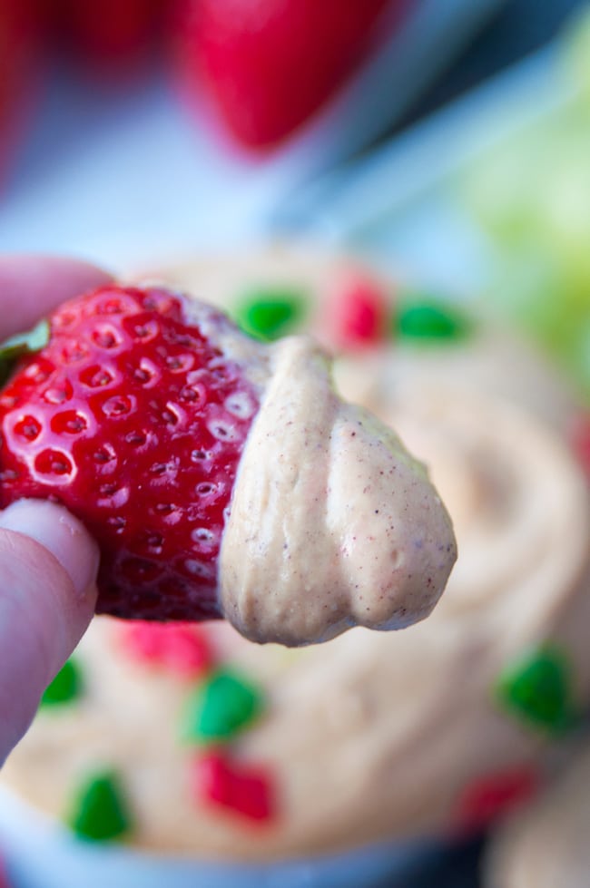 Gingerbread Dessert Dip - this no bake cheesecake dip is so easy and perfect for the winter holidays. Uses Truvia's Brown Sugar Blend to keep it as low calorie as possible. | thebewitchinkitchen.com