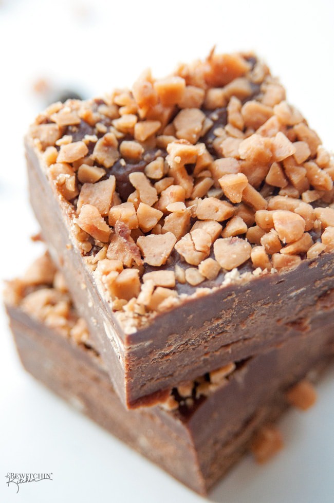 3 minute Chocolate Peanut Butter Fudge with a Crunchy Toffee Topping - this no bake dessert couldn't get any easier! Toss it in the microwave, top with Skor pieces, freeze and you're done! | thebewitchinkitchen.com