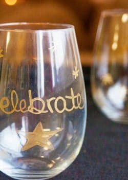 These DIY Gold Wine Glasses are a simple and easy craft. They make a great host or hostess gift and are perfect for sipping wine during the Christmas holidays and new years. | thebewitchinkitchen.com