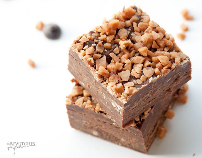 3 minute Chocolate Peanut Butter Fudge with a Crunchy Toffee Topping - this no bake dessert couldn't get any easier! Toss it in the microwave, top with Skor pieces, freeze and you're done! | thebewitchinkitchen.com