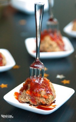 Turkey Meatball Bites. This appetizer is a great healthy party recipe or a delicious healthy dinner main dish. Ground turkey, hidden vegetables and a sweet sriracha sauce that has 75% LESS sugar. | thebewitchinkitchen.com