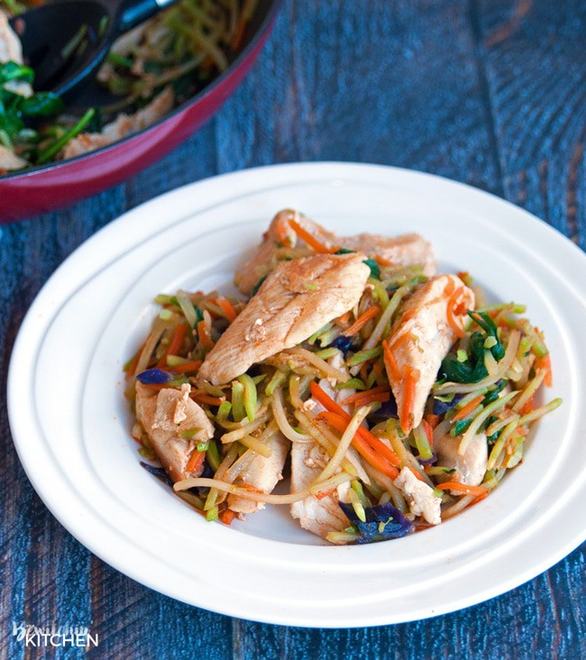 Sweet Sriracha Chicken Stir Fry - This easy chicken stir fry recipe takes minutes to make and it tastes so good! Add this to your healthy dinner recipes. |thebewitchinkitchen.com