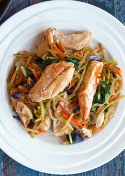 Sweet Sriracha Chicken Stir Fry - This easy chicken stir fry recipe takes minutes to make and it tastes so good! Add this to your healthy dinner recipes. |thebewitchinkitchen.com