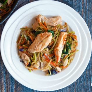 Sweet Sriracha Chicken Stir Fry - This easy chicken stir fry recipe takes minutes to make and it tastes so good! Add this to your healthy dinner recipes. |thebewitchinkitchen.com