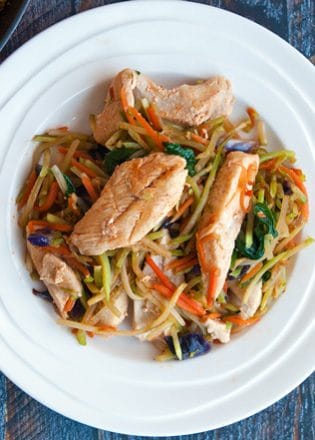Sweet Sriracha Chicken Stir Fry - This easy chicken stir fry recipe takes minutes to make and it tastes so good! Add this to your healthy dinner recipes. |thebewitchinkitchen.com