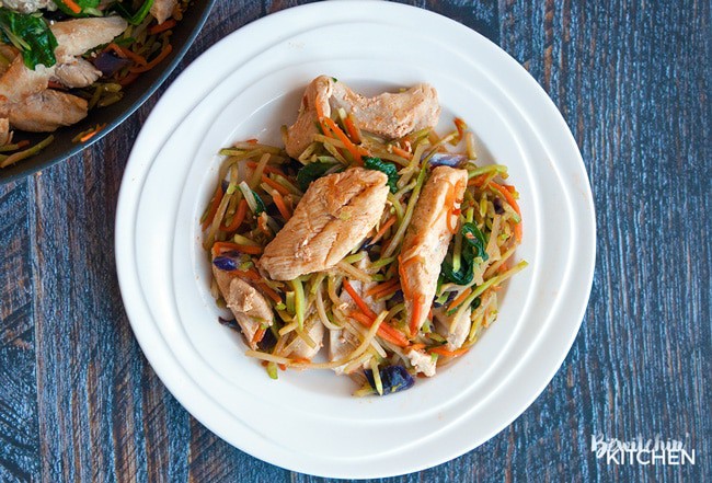 Sweet Sriracha Chicken Stir Fry - This easy chicken stir fry recipe takes minutes to make and it tastes so good! Add this to your healthy dinner recipes. |thebewitchinkitchen.com