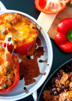 Southwestern Chicken and Quinoa Stuffed Peppers - this healthy chicken stuffed peppers recipe is super yummy, fast and easy. It's a great source of protein, fibre and vegetables. | thebewitchinkitchen.com