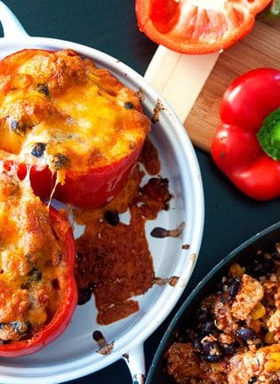 Southwestern Chicken and Quinoa Stuffed Peppers - this healthy chicken stuffed peppers recipe is super yummy, fast and easy. It's a great source of protein, fibre and vegetables. | thebewitchinkitchen.com