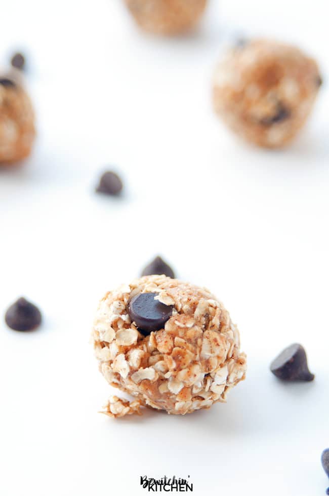 Almond Butter Balls recipe - this no bake dessert makes a healthy snack for kids of all ages. 4 ingredients: quick oats, dark chocolate chips, brown rice syrup and almond butter. | thebewitchinkitchen.com