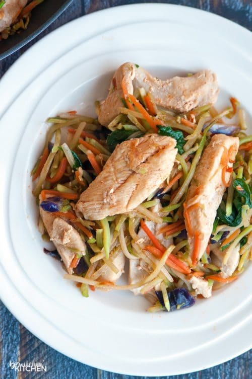 Sweet Sriracha Chicken Stir Fry - This easy chicken stir fry recipe takes minutes to make and it tastes so good! Add this to your healthy dinner recipes. |thebewitchinkitchen.com