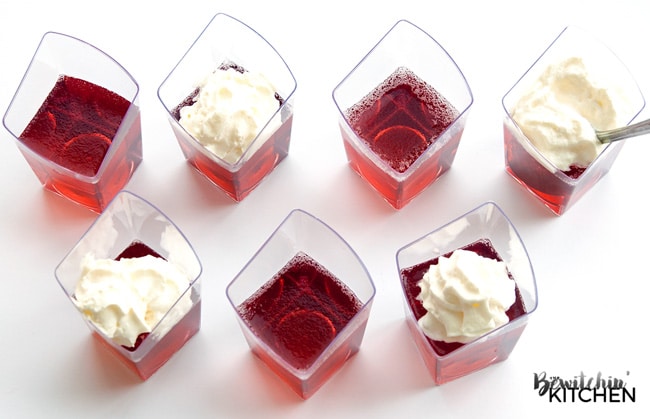 Homemade gelatin cups. This healthy snack idea is so easy and takes minimal effort. This low calorie recipe is only 35 calories FOR THE WHOLE THING plus 9g of protein. I love super easy dessert and snacks! | thebewitchinkitchen.com