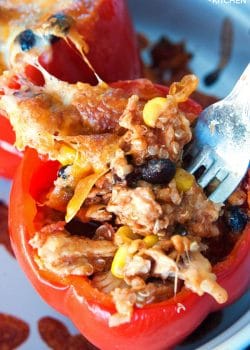 Southwestern Chicken and Quinoa Stuffed Peppers - this healthy chicken stuffed peppers recipe is super yummy, fast and easy. It's a great source of protein, fibre and vegetables. | thebewitchinkitchen.com