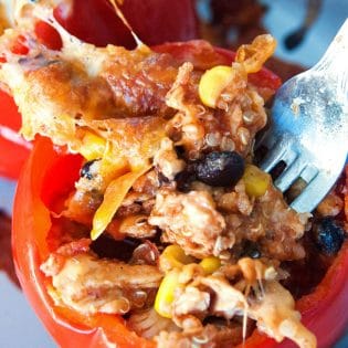 Southwestern Chicken and Quinoa Stuffed Peppers - this healthy chicken stuffed peppers recipe is super yummy, fast and easy. It's a great source of protein, fibre and vegetables. | thebewitchinkitchen.com