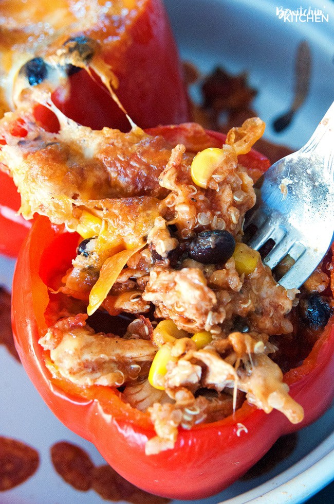 Southwestern Chicken and Quinoa Stuffed Peppers - this healthy chicken stuffed peppers recipe is super yummy, fast and easy. It's a great source of protein, fibre and vegetables. | thebewitchinkitchen.com