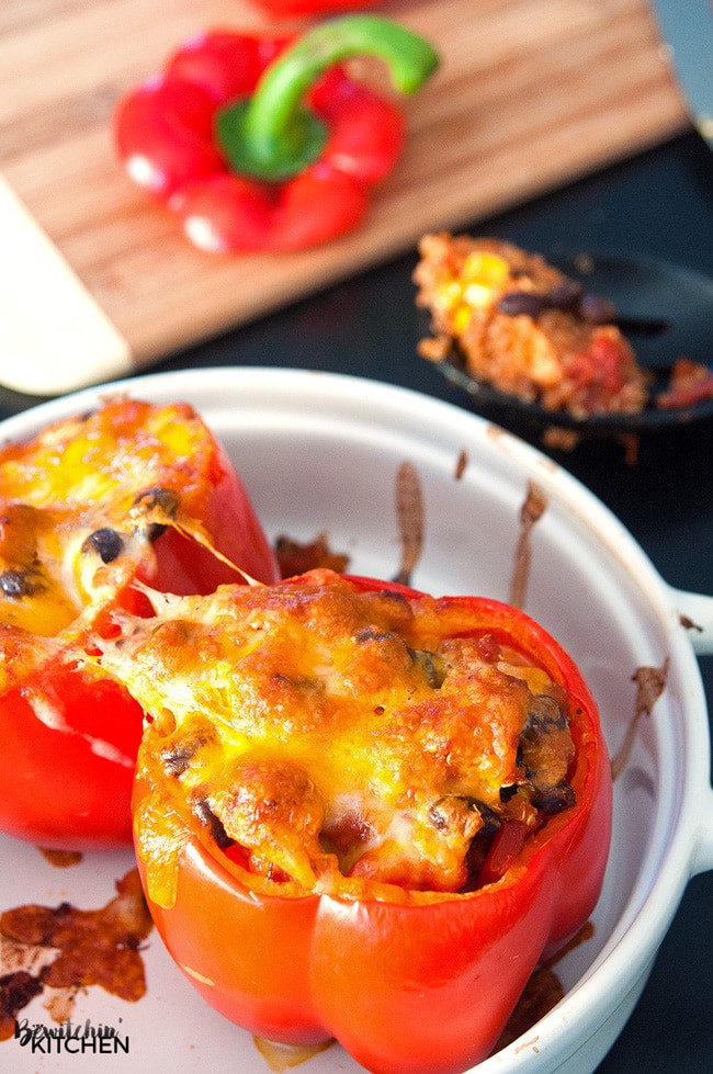 Southwestern Chicken and Quinoa Stuffed Peppers - this healthy chicken stuffed peppers recipe is super yummy, fast and easy. It's a great source of protein, fibre and vegetables. | thebewitchinkitchen.com