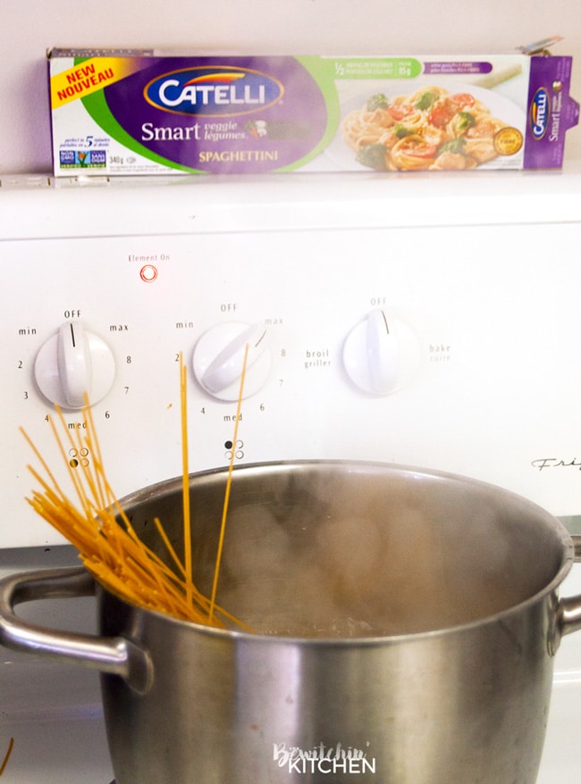 Tomato Pesto Spaghettini - this easy pasta recipe is loaded with hidden veggies and is an under 10 minute dinner! I love quick and easy dinner recipes! | thebewitchinkitchen.com