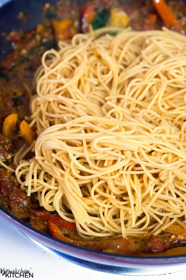 Tomato Pesto Spaghettini - this easy pasta recipe is loaded with hidden veggies and is an under 10 minute dinner! I love quick and easy dinner recipes! | thebewitchinkitchen.com