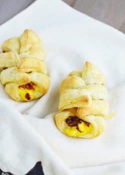 Mini Bacon Breakfast Braids - this egg and bacon recipe is a brunch hit. Using puff pastry, bacon and eggs plus any fill ins you want. This also makes a great baby shower recipe or can be used as a bridal shower recipe. | thebewitchinkitchen.com