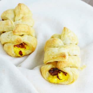 Mini Bacon Breakfast Braids - this egg and bacon recipe is a brunch hit. Using puff pastry, bacon and eggs plus any fill ins you want. This also makes a great baby shower recipe or can be used as a bridal shower recipe. | thebewitchinkitchen.com