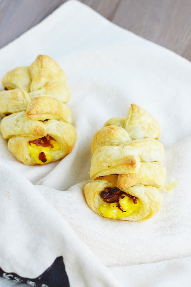 Mini Bacon Breakfast Braids - this egg and bacon recipe is a brunch hit. Using puff pastry, bacon and eggs plus any fill ins you want. This also makes a great baby shower recipe or can be used as a bridal shower recipe. | thebewitchinkitchen.com 