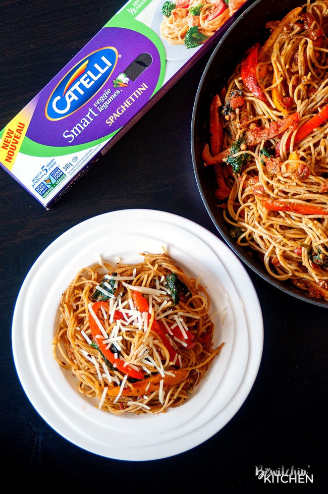 Tomato Pesto Spaghettini - this easy pasta recipe is loaded with hidden veggies and is an under 10 minute dinner! I love quick and easy dinner recipes! | thebewitchinkitchen.com