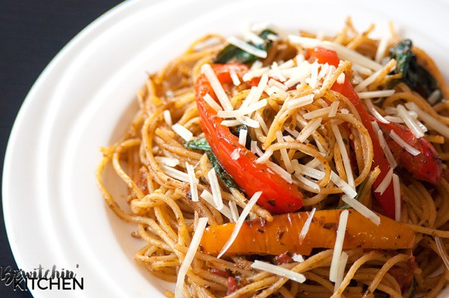 Tomato Pesto Spaghettini - this easy pasta recipe is loaded with hidden veggies and is an under 10 minute dinner! I love quick and easy dinner recipes! | thebewitchinkitchen.com