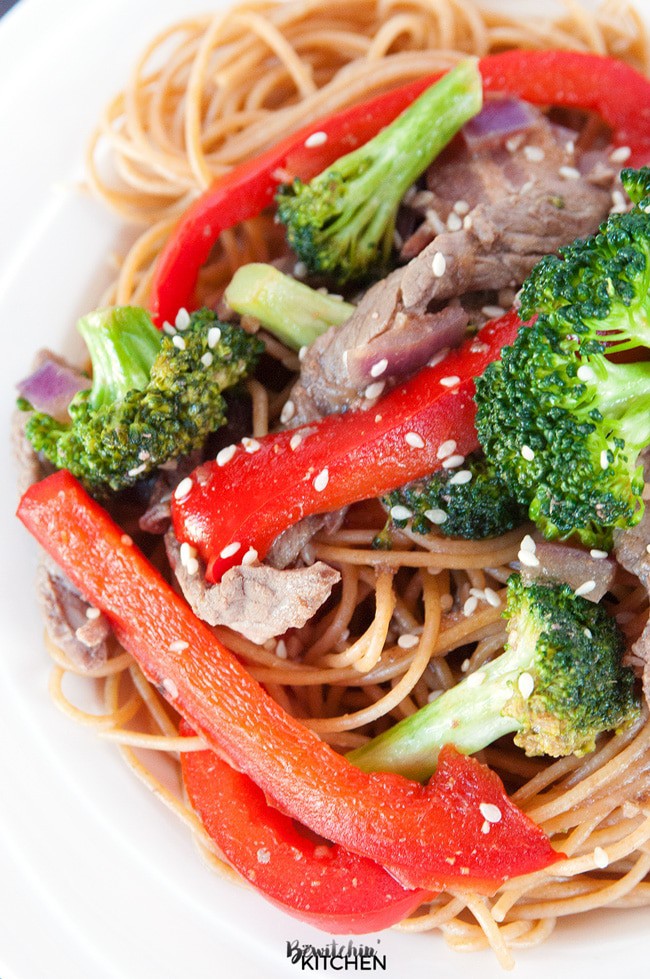 Healthy Steak Stir Fry - this man approved 21 day fix recipe has steak strips, broccoli, red pepper, red onions all tossed together stir fry style and served over ancient grain noodles. It's a fast and easy recipe that's good for you. | thebewitchinkitchen.com