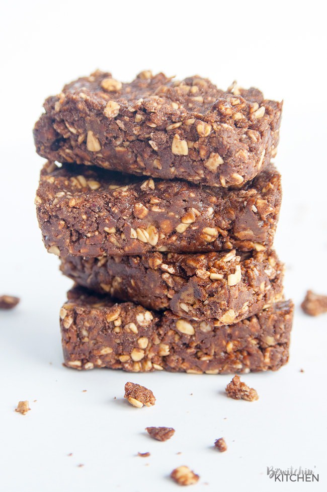 No bake chocolate Shakeology bars. A no bake dessert that makes for a healthy snack with steel cut oats, brown rice syrup, nut butter and fudgy superfoods! Plus they're totally 21 Day Fix approved (and all beachbody container system approved).