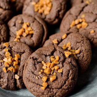 Toffee Cookies - this easy cookie recipe uses chocolate cake mix and a total of 5 ingredients. A fast dessert that the will sell out bake sales in no time!
