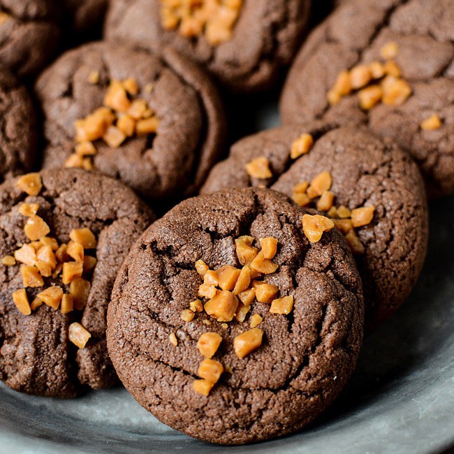 Toffee Cookies - this easy cookie recipe uses chocolate cake mix and a total of 5 ingredients. A fast dessert that the will sell out bake sales in no time!