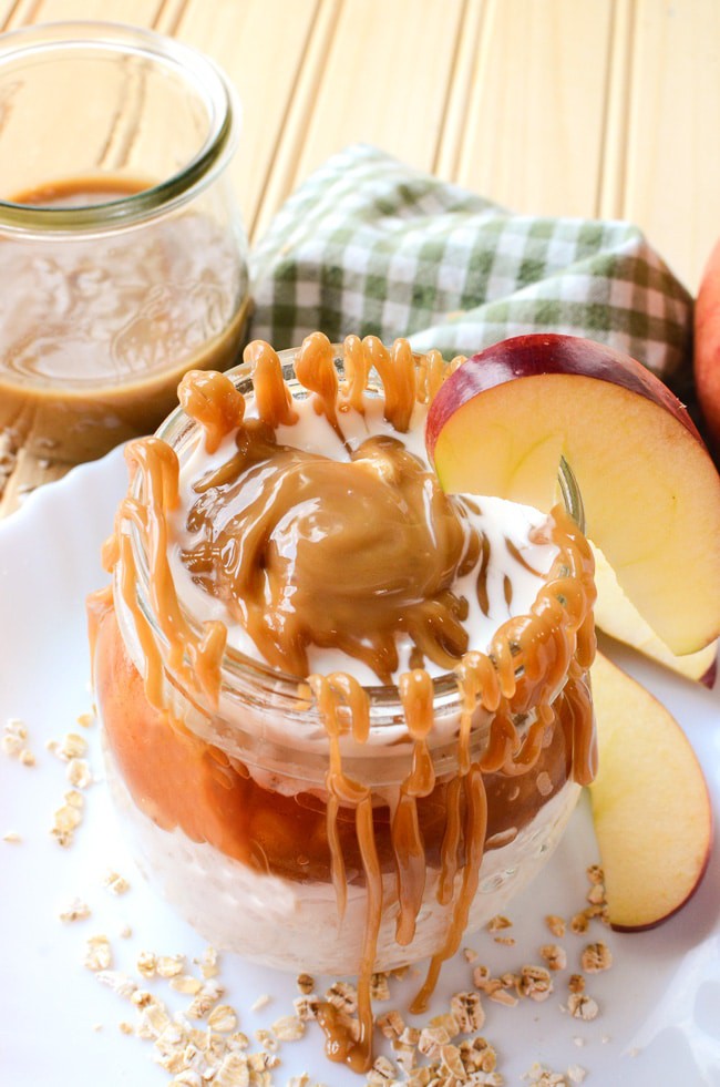 Caramel Apple Overnight Oats - this easy breakfast recipe brings my favorite flavor of apple pie to the no bake + no effort easy of overnight oats. Fall dessert recipes are a favorite of mine, especially when I can have it all day long.