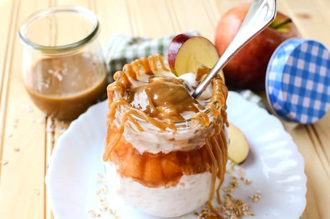 Caramel Apple Overnight Oats - this easy breakfast recipe brings my favorite flavor of apple pie to the no bake + no effort easy of overnight oats. Fall dessert recipes are a favorite of mine, especially when I can have it all day long.