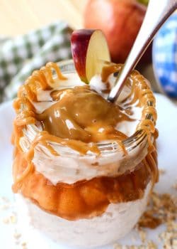 Caramel Apple Overnight Oats - this easy breakfast recipe brings my favorite flavor of apple pie to the no bake + no effort easy of overnight oats. Fall dessert recipes are a favorite of mine, especially when I can have it all day long.