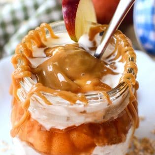 Caramel Apple Overnight Oats - this easy breakfast recipe brings my favorite flavor of apple pie to the no bake + no effort easy of overnight oats. Fall dessert recipes are a favorite of mine, especially when I can have it all day long.