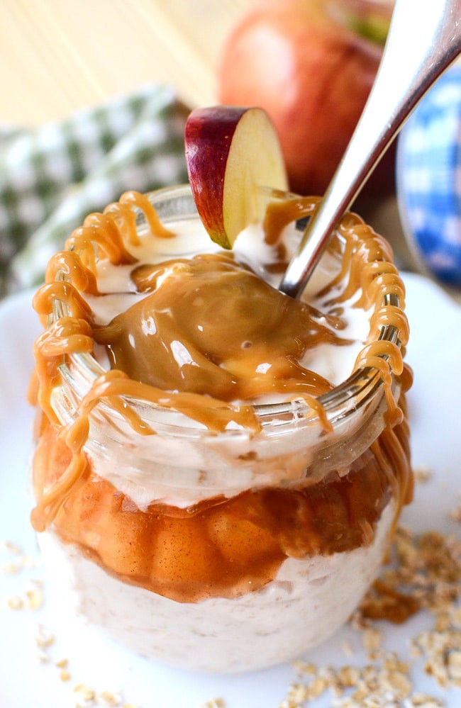 Caramel Apple Overnight Oats - this easy breakfast recipe brings my favorite flavor of apple pie to the no bake + no effort easy of overnight oats. Fall dessert recipes are a favorite of mine, especially when I can have it all day long.