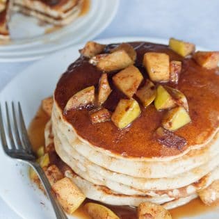 Caramel Apple Blender Pancakes - this is such an easy pancake recipe. This breakfast favorite uses Bisquick, apple sauce, honey greek yogurt, apples, butter and caramel. It's a delicious fall breakfast that can double as a late night dessert. #cookupincredible