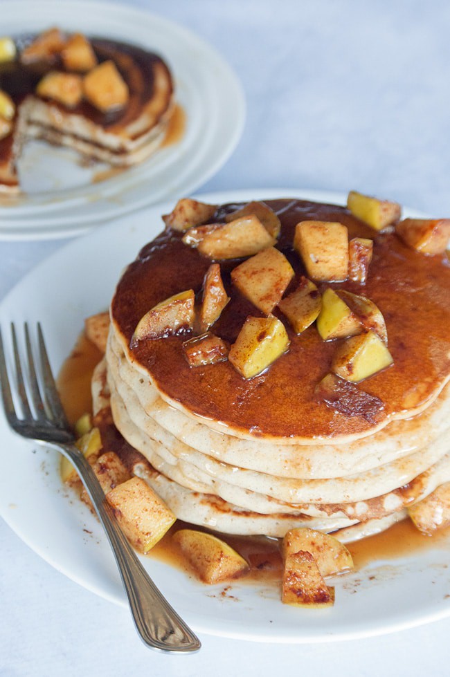 Caramel Apple Blender Pancakes - this is such an easy pancake recipe. This breakfast favorite uses Bisquick, apple sauce, honey greek yogurt, apples, butter and caramel. It's a delicious fall breakfast that can double as a late night dessert. #cookupincredible