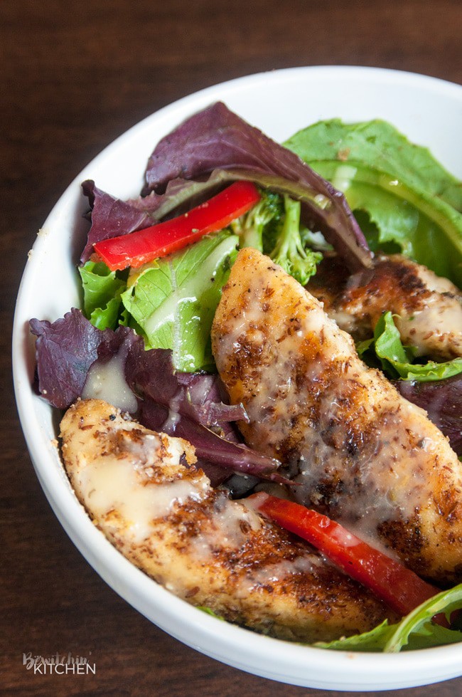 Chicken Tenders Salad with Honey Mustard Dressing - a healthy recipe idea that's 21 Day Fix approved, gluten free and full of fiber. Healthy dinner or lunch in a hurry!