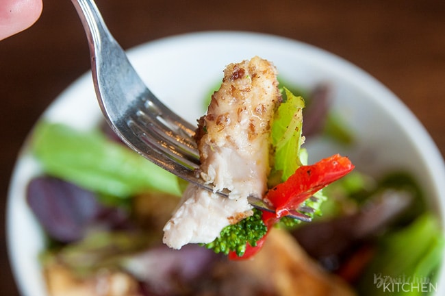 Chicken Tenders Salad with Honey Mustard Dressing - a healthy recipe idea that's 21 Day Fix approved, gluten free and full of fiber. Healthy dinner or lunch in a hurry!