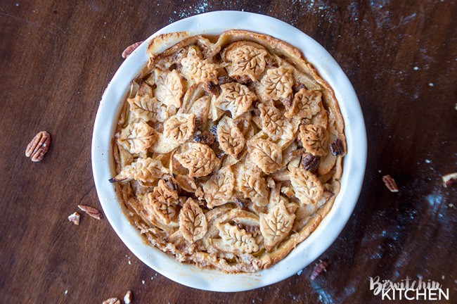 This Apple Praline Pie recipe is everything that is good about fall! Sweetened condensed milk, apples, pecans and cinnamon. I love fall dessert recipes!