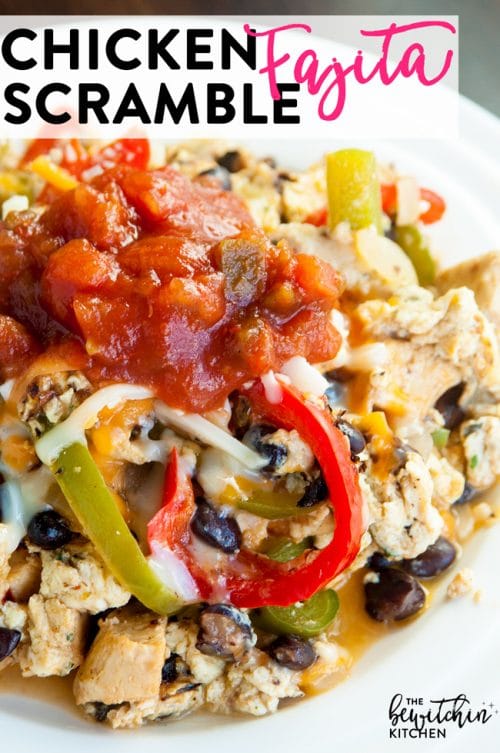 Chicken Fajita Scramble - chicken breakfast recipes have never been so good. This also makes a delicious (and healthy) lunch idea that is 21 Day Fix and PiYo approved. Healthy eating is easy with recipes like this. 