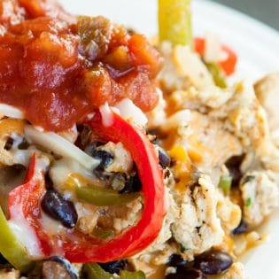 Chicken Fajita Scramble - chicken breakfast recipes have never been so good. This also makes a delicious (and healthy) lunch idea that is 21 Day Fix and PiYo approved. Healthy eating is easy with recipes like this.