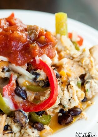 Chicken Fajita Scramble - chicken breakfast recipes have never been so good. This also makes a delicious (and healthy) lunch idea that is 21 Day Fix and PiYo approved. Healthy eating is easy with recipes like this.