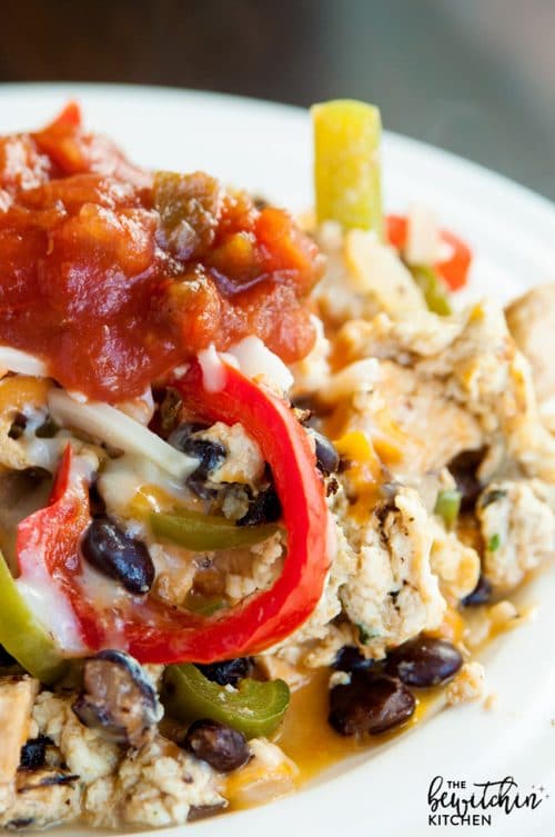 Chicken Fajita Scramble - chicken breakfast recipes have never been so good. This also makes a delicious (and healthy) lunch idea that is 21 Day Fix and PiYo approved. Healthy eating is easy with recipes like this.